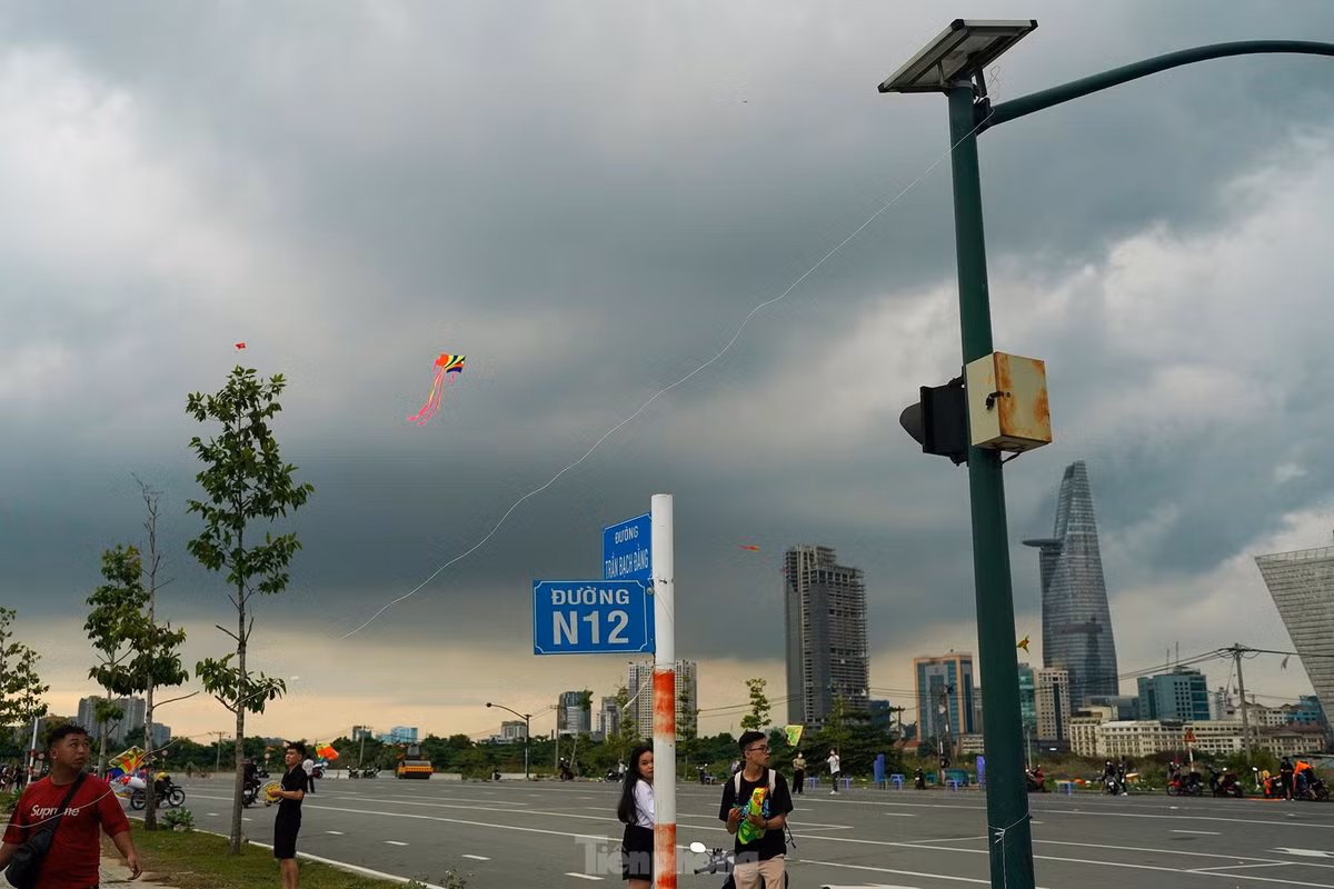 Một bạn trẻ bị vướng dây diều vào trụ đèn đang tìm cách tháo ra. Một khi diều vướng vào đường dây điện có thể đe dọa tính mạng người thả diều cũng như những người xung quanh và gây ra sự cố diện rộng, ảnh hưởng nghiêm trọng đến sản xuất và sinh hoạt của người dân.