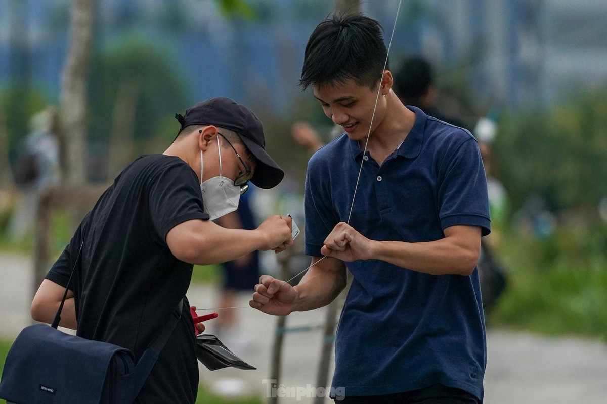 Một số thanh niên còn cắt bỏ dây diều.