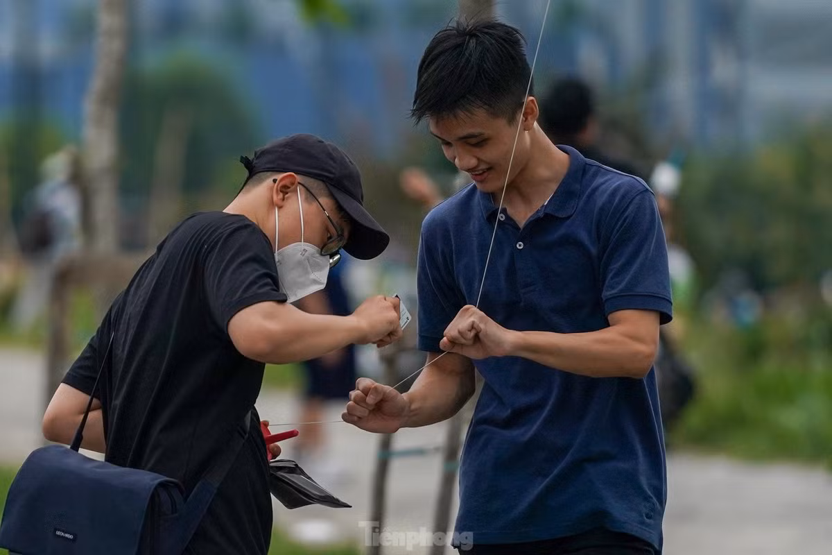 Một số thanh niên còn cắt bỏ dây diều.