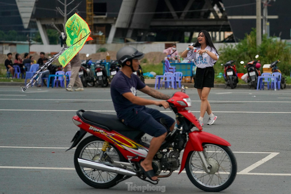Thậm chí, người thả diều và người tham gia lưu thông không giữ khoảng cách.
