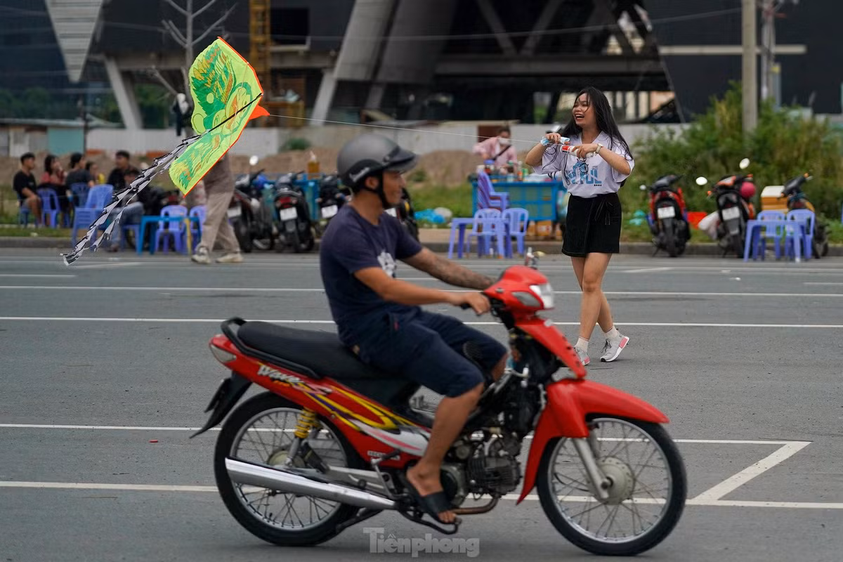 Thậm chí, người thả diều và người tham gia lưu thông không giữ khoảng cách.