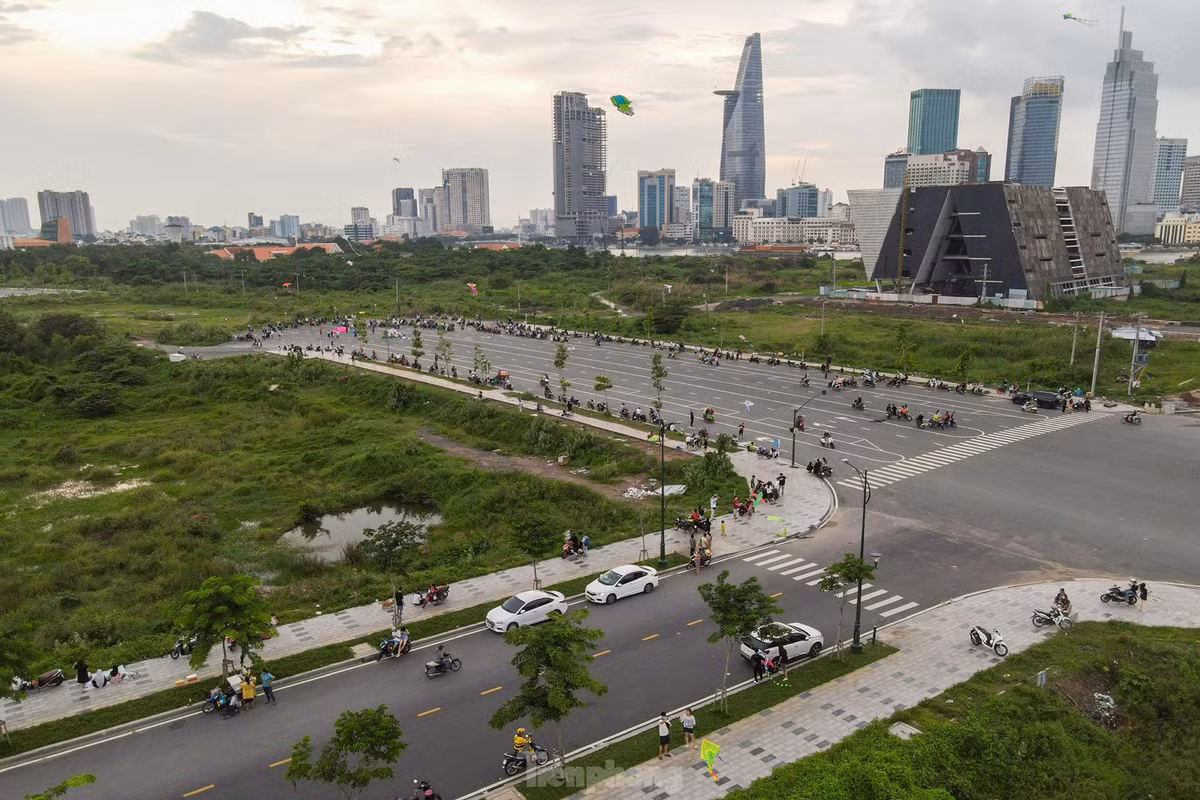 Khu vực đất trống thuộc khu đô thị Thủ Thiêm nằm cạnh sông Sài Gòn trở thành địa điểm thả diều của người dân thành phố.