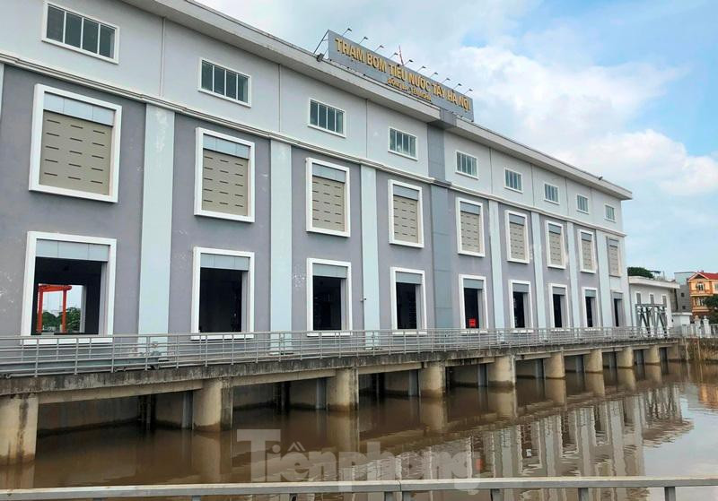 Dự án có tổng mức đầu tư hơn 5.700 tỷ đồng và trạm bơm Yên Nghĩa với công suất 120m3/s đã hoàn thành từ năm 2020. Tuy nhiên, có mặt tại trạm bơm Yên Nghĩa trong chiều 25/5 PV Tiền Phong chứng kiến, trong khi đường gom Đại lộ Thăng Long, hầm chui và một số khu vực dân cư tại huyện Hoài Đức đang ngập nặng do nước sông Nhuệ dâng cao, nhưng trạm bơm Yên Nghĩa vẫn nằm bất động, không hoạt động.