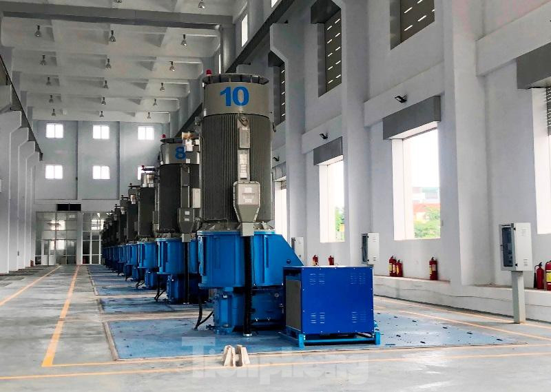 10 tổ máy của trạm bơm với công suất 120m3/s có thể thu phần lớn nước ngập đang dâng cao tại sông Nhuệ ra sông Đáy nhưng hiện nay các tổ máy đang nằm bất động.