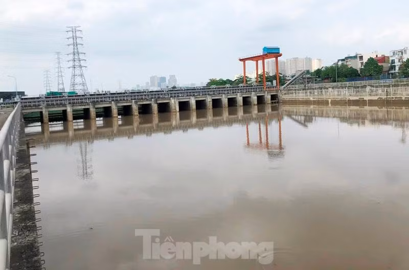 Hồ thu gom và chứa nước để trạm bơm Yên Nghĩa hoạt động ngày hôm qua cạn sâu.