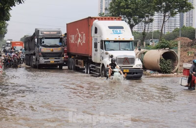 Ha Noi: Duong ngap, tram bom tieu ung 4.700 ty dong te liet
