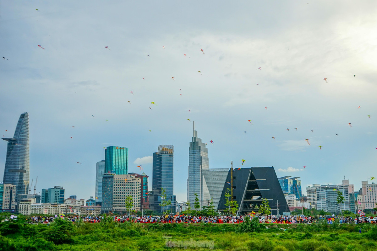 Đặc biệt kể từ khi cầu Thủ Thiêm 2 thông xe, vào những ngày cuối tuần, đây còn là nơi thu hút hàng nghìn lượt người lựa chọn làm chỗ vui chơi thả diều.