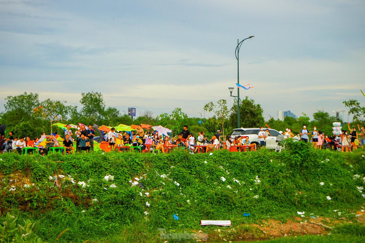 Tuy nhiên, thời gian gần đây tại khu vực (đoạn chân cầu Thủ Thiêm 2) lại xuất hiện tình trạng rất nhiều người xả rác bừa bãi, lâu ngày không có người dọn khiến rác chất thành đống lớn ven lề đường.