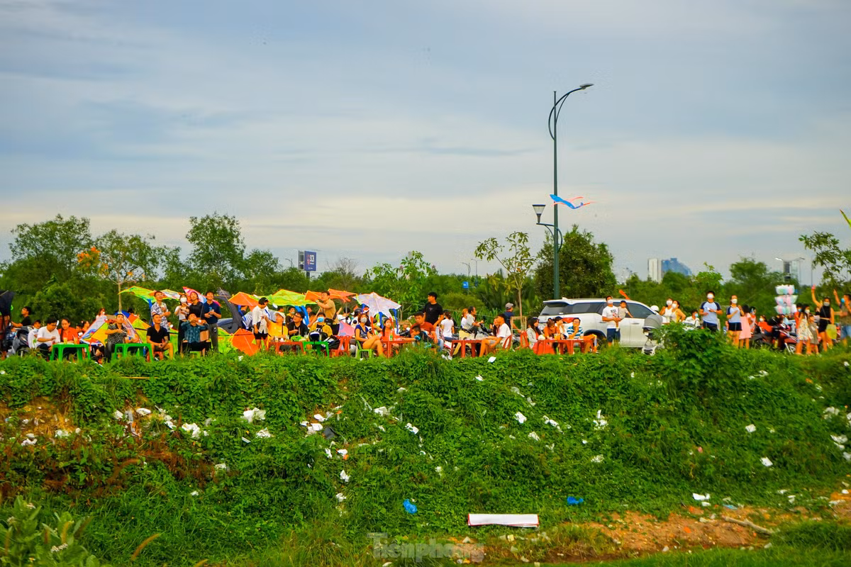 Tuy nhiên, thời gian gần đây tại khu vực (đoạn chân cầu Thủ Thiêm 2) lại xuất hiện tình trạng rất nhiều người xả rác bừa bãi, lâu ngày không có người dọn khiến rác chất thành đống lớn ven lề đường.
