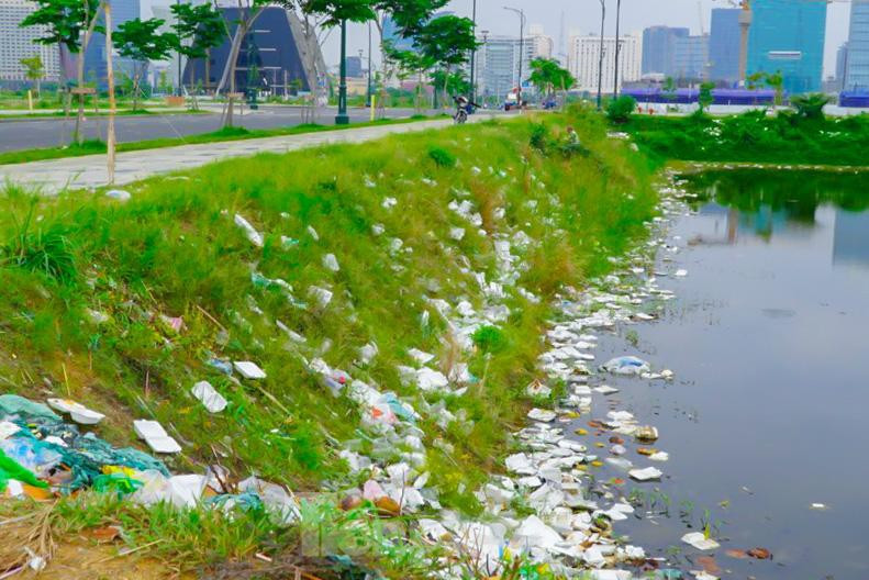 Có mặt tại khu vui chơi thả diều ngã tư đường Trần Bạch Đằng giao với đường R12 trong ngày 8/5, phóng viên Tiền Phong đã ghi nhận bên lề các tuyến đường rác chất thành đống lớn kéo dài cả chục mét.