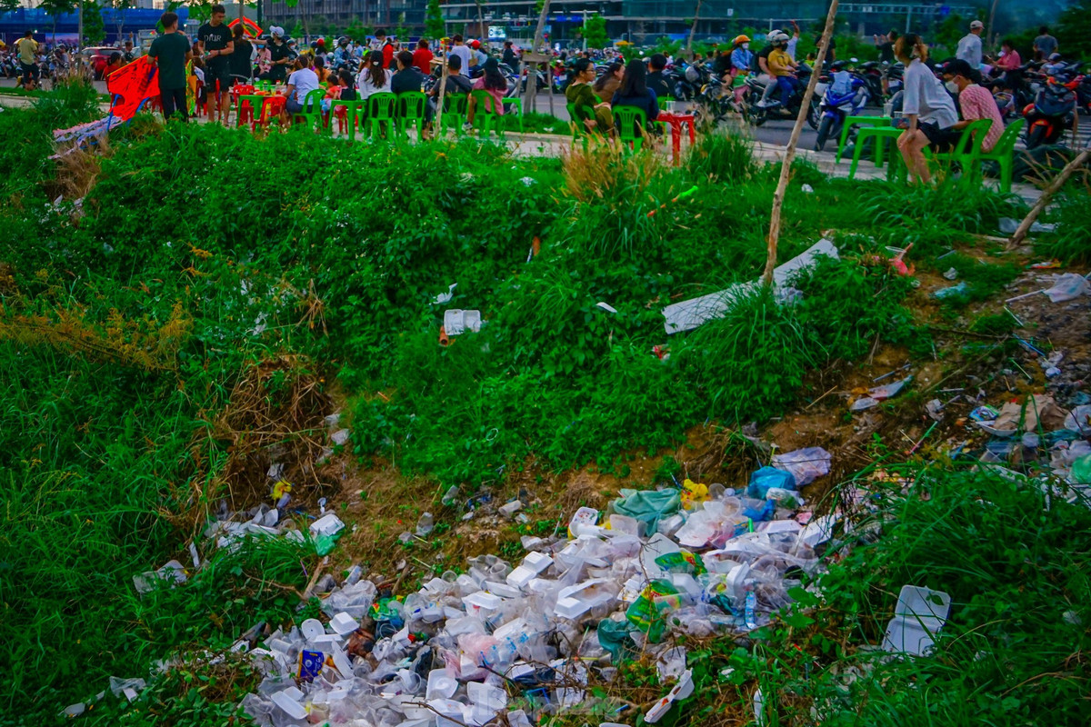 Nguyên nhân là do lượng người đổ về đây vui chơi tăng cao, kéo theo đó là các dịch vụ ăn uống vỉa hè cũng được mở ra để phục vụ người dân.