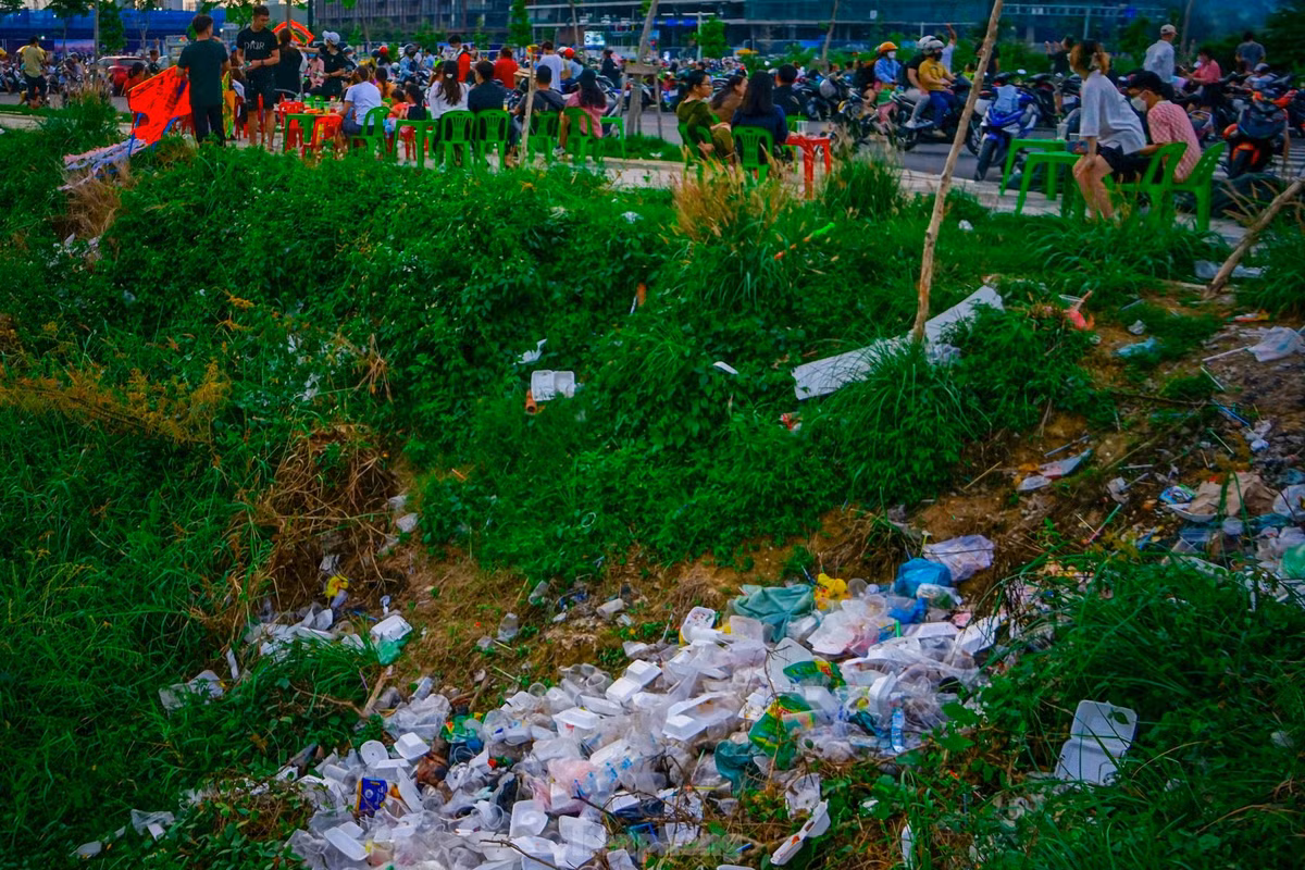 Nguyên nhân là do lượng người đổ về đây vui chơi tăng cao, kéo theo đó là các dịch vụ ăn uống vỉa hè cũng được mở ra để phục vụ người dân.