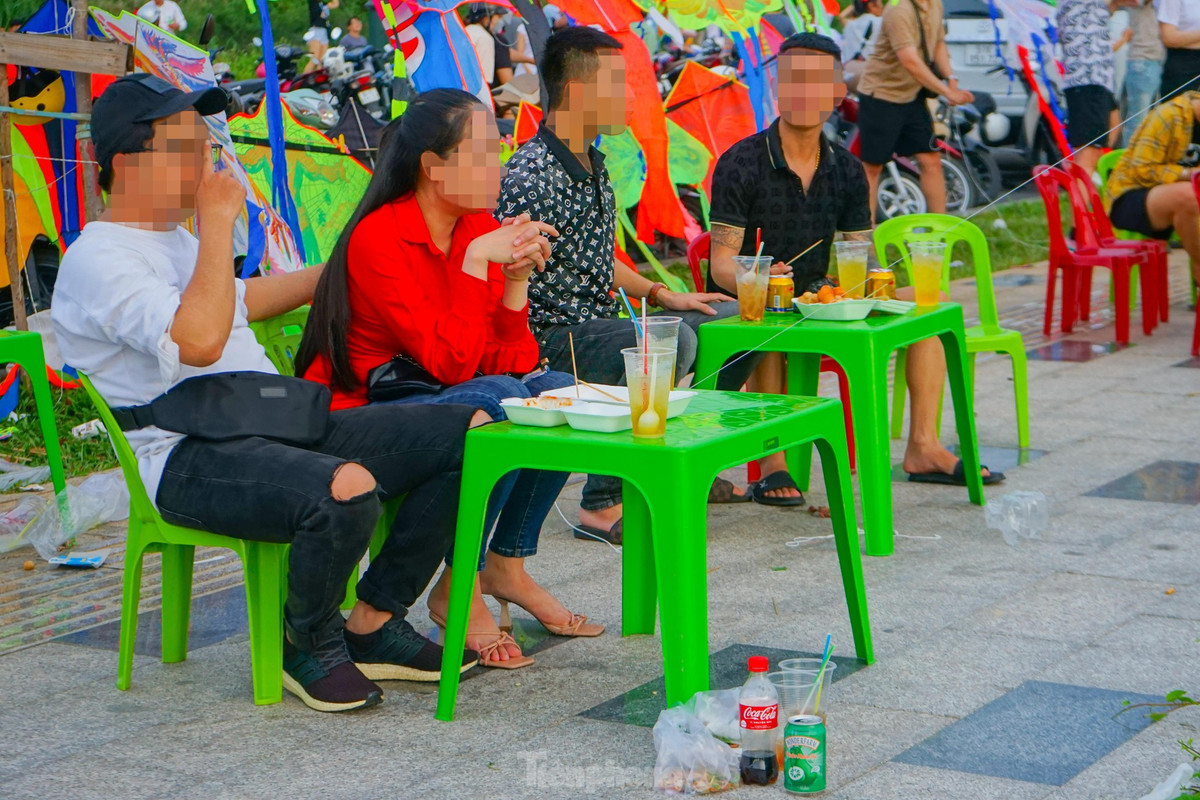 Hầu hết các loại rác thải tại đây đều những loại khó phân hủy như hộp xốp, túi nilon, ly nhựa,... do người dân xả thẳng xuống đường sau khi ăn uống xong.