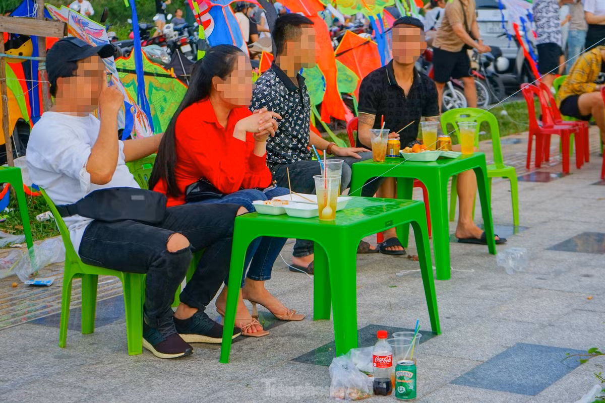 Hầu hết các loại rác thải tại đây đều những loại khó phân hủy như hộp xốp, túi nilon, ly nhựa,... do người dân xả thẳng xuống đường sau khi ăn uống xong.