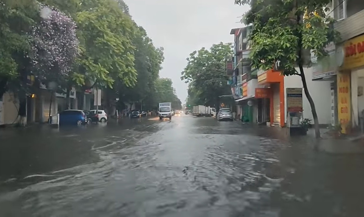 Nhiều tuyến phố khác tại TP Bắc Ninh cũng bị ngập cục bộ, trong khi mưa vẫn trút xuống sáng nay. (Ảnh: BN)