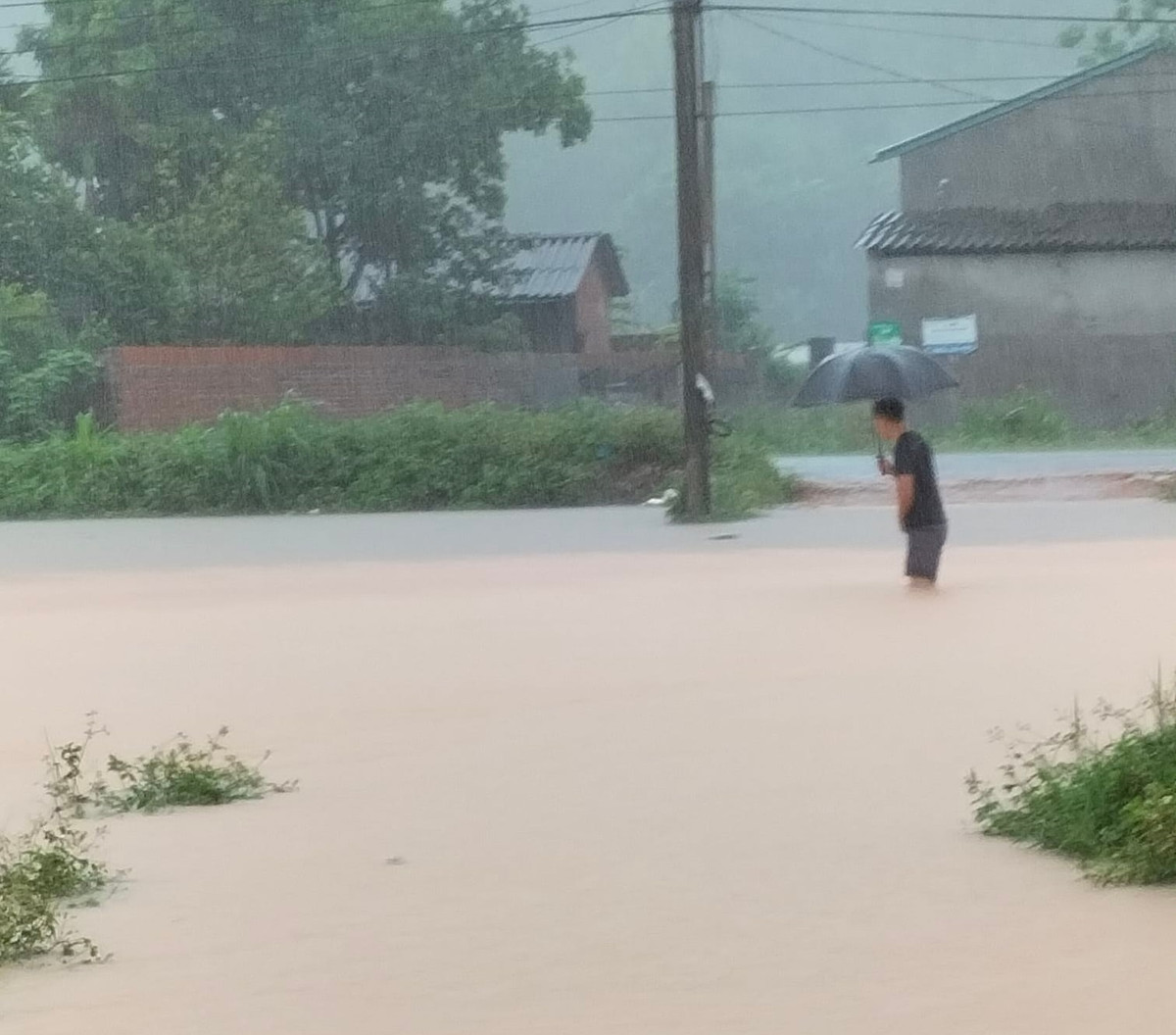 Từ đêm 22/5 đến hết ngày 23/5, lượng mưa ghi nhận được tại Vĩnh Phúc là 403 mm chỉ trong vòng chưa đầy 24 giờ. Đây là khu vực có vũ lượng lớn nhất trong đợt mưa đang diễn ra tại miền Bắc. (Ảnh: Huệ Min)