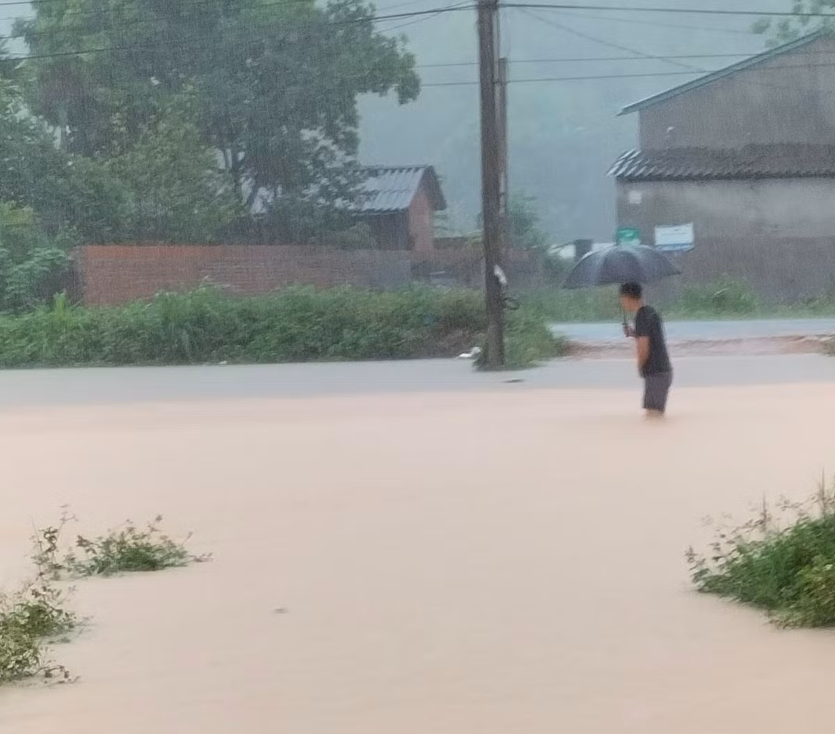 Từ đêm 22/5 đến hết ngày 23/5, lượng mưa ghi nhận được tại Vĩnh Phúc là 403 mm chỉ trong vòng chưa đầy 24 giờ. Đây là khu vực có vũ lượng lớn nhất trong đợt mưa đang diễn ra tại miền Bắc. (Ảnh: Huệ Min)