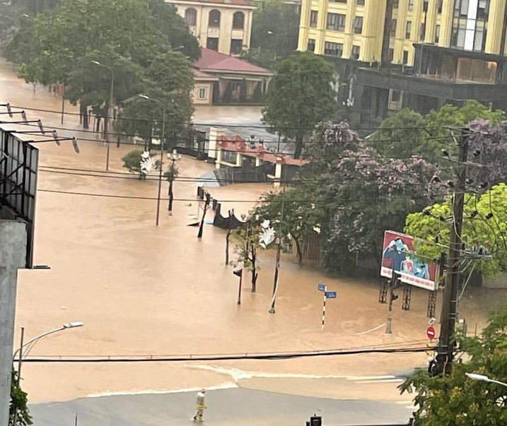 Trong khi đó, tại TP Vĩnh Yên (Vĩnh Phúc), mưa lớn kéo dài từ đêm 22/5 gây ngập nhiều tuyến đường. Khu vực này ngập sâu kể từ sáng 23/5 và tiếp diễn tình trạng này đến sáng nay. (Ảnh: Hồng Anh)