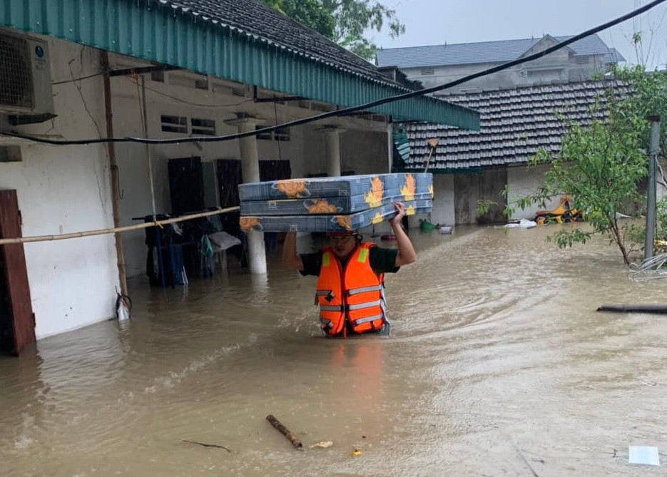 Trước đó vào chiều 23/5, công an huyện Tam Đảo (Vĩnh Phúc) đến nhà dân để hỗ trợ di dời đồ đạc sau khi khu vực này ngập lụt nặng nề. Miền Bắc được dự báo tiếp diễn mưa lớn đến hết hôm nay. Từ ngày 25/5, mưa giảm dần. (Ảnh: Vĩnh Phúc) 