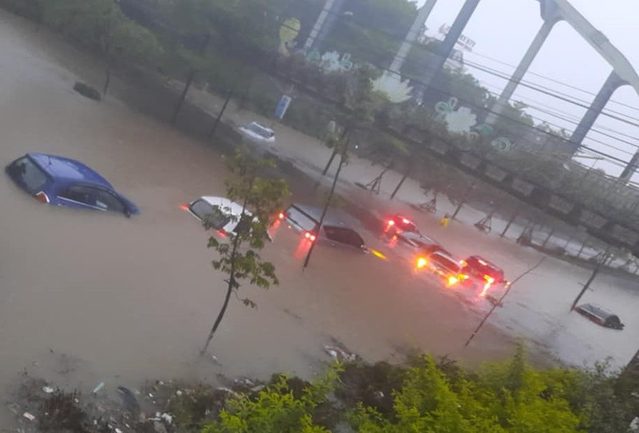 Từ 19h ngày 23/5 đến 8h ngày 24/5, lượng mưa ghi nhận được ở TP Bắc Ninh dao động 100-150 mm. Mưa lớn trong thời gian ngắn khiến nhiều khu vực trũng thấp ngập nặng. (Ảnh: Bắc Ninh 24h)