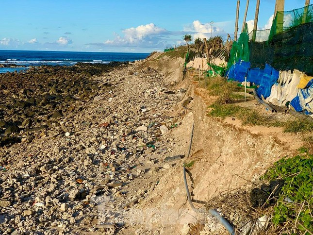 “Huyện đã có kiến nghị tỉnh bố trí nguồn kinh phí để làm kè. Vừa rồi lãnh đạo tỉnh cũng đã đi kiểm tra, chúng tôi tiếp tục kiến nghị, lãnh đạo tỉnh cũng ghi nhận. Tuy nhiên, trong điều kiện hiện nay thì tỉnh chưa cân đối được ngân sách. Trước mắt, địa phương sẽ bám sát, theo dõi diễn biến các khu vực sạt lở để có biện pháp ứng phó.”, bà Hương nói thêm. Ảnh: Nguyễn Ngọc