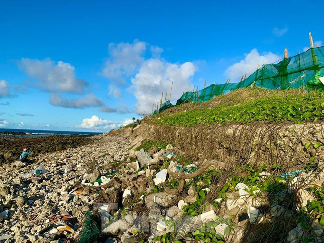 “Sóng biển đánh tan một đoạn bờ biển làm các ruộng hành tỏi của người dân bị ảnh hưởng, khiến bà con rất lo lắng. Bà con chúng tôi ở đây ai cũng lo sợ nếu tình trạng này vẫn còn tiếp diễn thì chắc chắn còn diện tích đất sản xuất nông nghiệp sẽ bị sóng biển nuốt chửng”, bà Mến lo lắng.