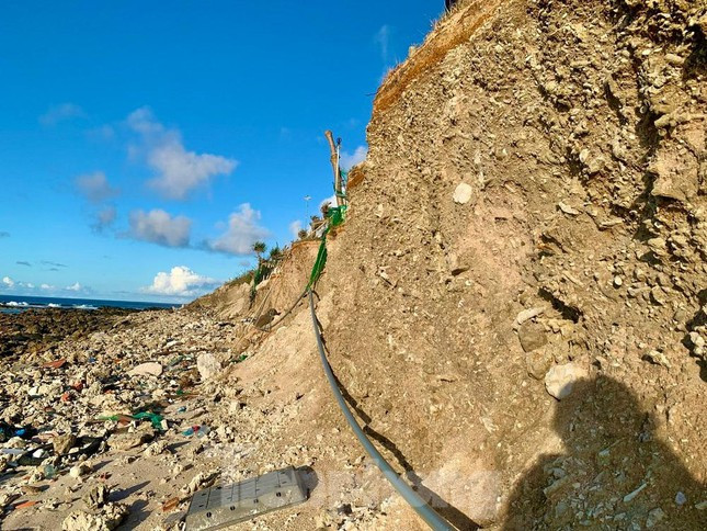 Được biết, khu vực bị sạt lở trước đây từng được quy hoạch làm bãi đổ phế thải. Tuy nhiên, hàng năm triều cường, sóng lớn đã gây xói lở sâu vào đất liền hàng chục mét làm mất đất sản xuất của người dân.