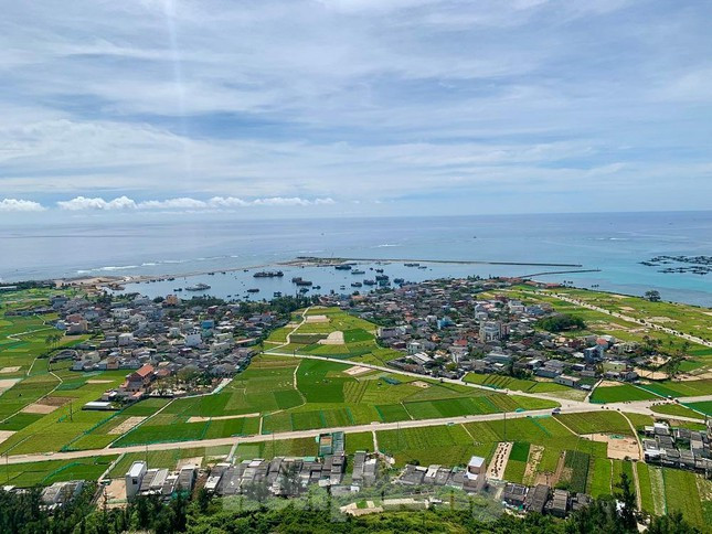 Mùa mưa bão cũng sắp đến, người dân huyện đảo Lý Sơn đang chờ đợi giải pháp căn cơ để “an cư lạc nghiệp”, góp phần giữ vững mảnh đất thiêng liêng giữa biển khơi. 