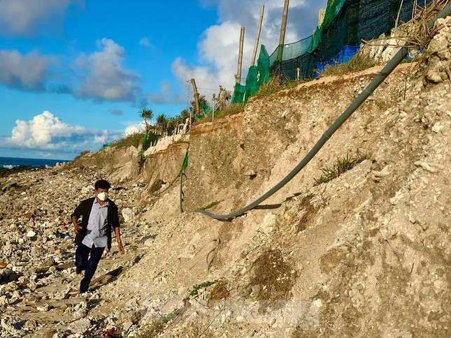 Bà Phạm Thị Hương - Chủ tịch UBND huyện Lý Sơn cho biết tình trạng sạt lở bờ biển ở khu vực phía đông bắc đảo Lý Sơn đang diễn ra ngày càng nghiêm trọng.