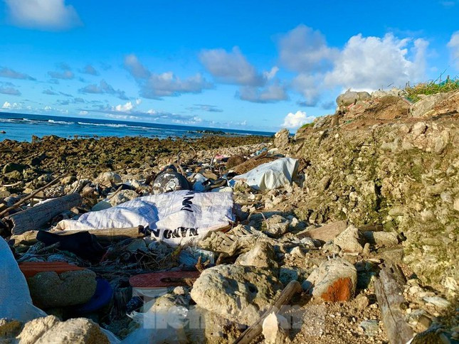 Theo ghi nhận của PV, khu vực này trước kia có một đường đi. Tuy nhiên do sóng biển xâm thực, gây sạt lở nghiêm trọng nên có một vài đoạn đường không còn nữa. Ước tính, khu vực sạt lở kéo dài khoảng 500m chạy dọc bờ biển, tại những điểm sạt lở lớn, có chiều cao từ 2-3 mét.