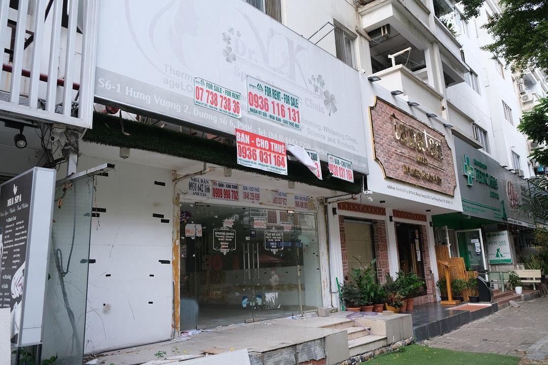 Không chỉ các cửa hàng ẩm thực đóng cửa, những dịch vụ đi kèm như bar, tiệm massage, dịch vụ làm đẹp... cũng gỡ bảng hiệu, cửa đóng then cài.