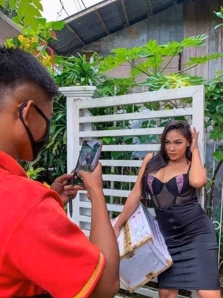 Shipper yeu cau phai mac ao nguc moi giao hang?-Hinh-5