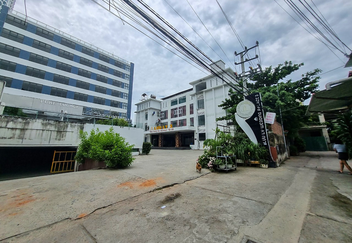 Trong ảnh là nhà khách ở hẻm 63/12 đường Nguyễn Thị Minh Khai được xây dựng hoàn toàn trên đất quốc phòng.