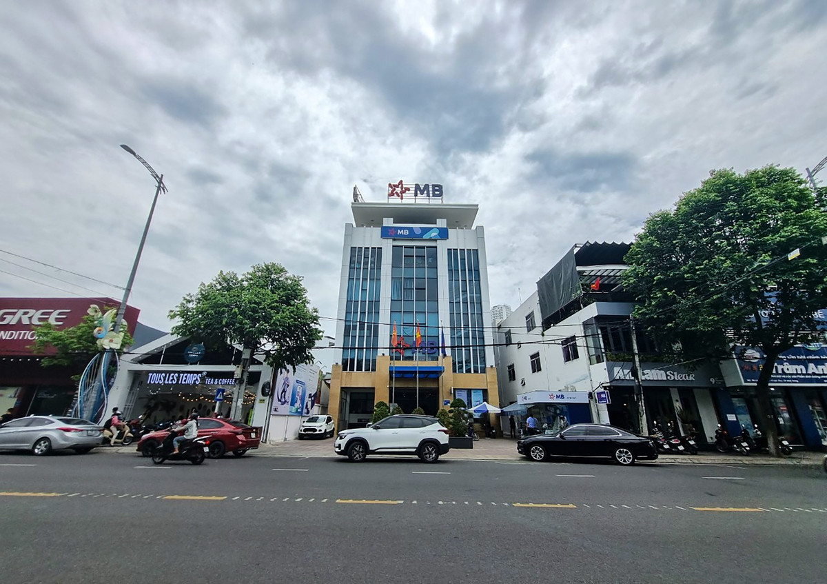 Khu đất có diện tích 4.756 m2, số 9 Lê Thánh Tôn hiện đã trở thành trụ sở Văn phòng làm việc Ngân hàng Thương mại Cổ phần Quân đội - Ngân hàng MB.