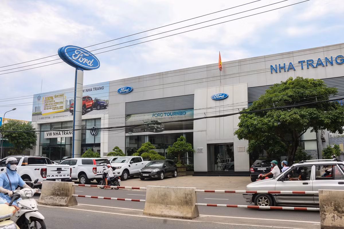 Trung tâm mua bán, bảo hành ôtô Ford Nha Trang có diện tích 7.978 m2 ở số 51 đường Lê Hồng Phong, cũng được xác định không phù hợp với quy hoạch sử dụng đất.