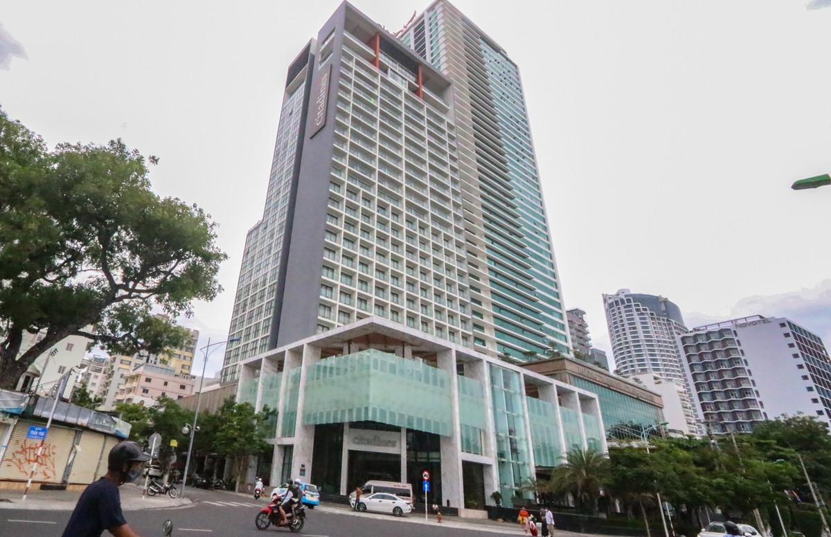 Khu đất được xây dựng khách sạn cao tầng đã đi vào sử dụng, có 2 mặt tiền trong đó một mặt giáp biển Nha Trang.