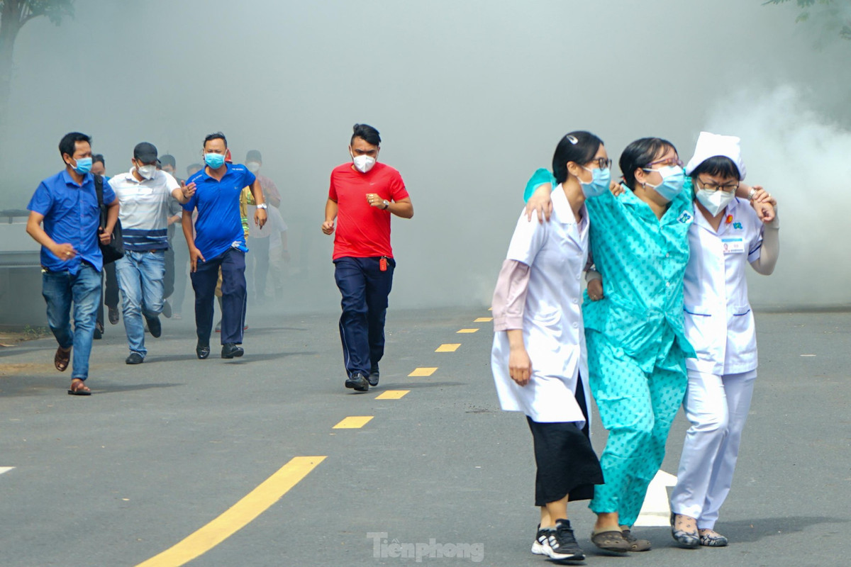 Với tình huống giả định vào lúc 9h sáng ngày 6/5, một xe mô tô bất ngờ xảy ra chập điện gây cháy tại khu vực tầng hầm 01 của bệnh viện. Phát hiện vụ việc, lực lượng chữa cháy tại chỗ nhanh chóng bấm chuông báo cháy và hỗ trợ sơ tán bệnh nhân và các y bác sĩ cùng với đồ đạc, trang thiết bị bệnh viện ra bên ngoài.