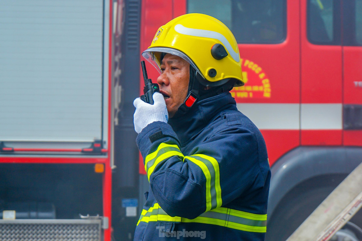 Bên cạnh đó, Trung tâm thông tin chỉ huy chữa cháy 114 cũng đã nhanh chóng liên hệ với lực lượng Công an phường Tân Phú – TP.Thủ Đức, lực lượng Dân phòng, CSGT, Tổng Công ty Cấp nước Sài Gòn TNHH MTV, Tổng Công ty Điện lực thành phố để tham gia điều tiết giao thông, bảo vệ an ninh trật tự, thực hiện công tác chữa cháy, cứu nạn cứu hộ.