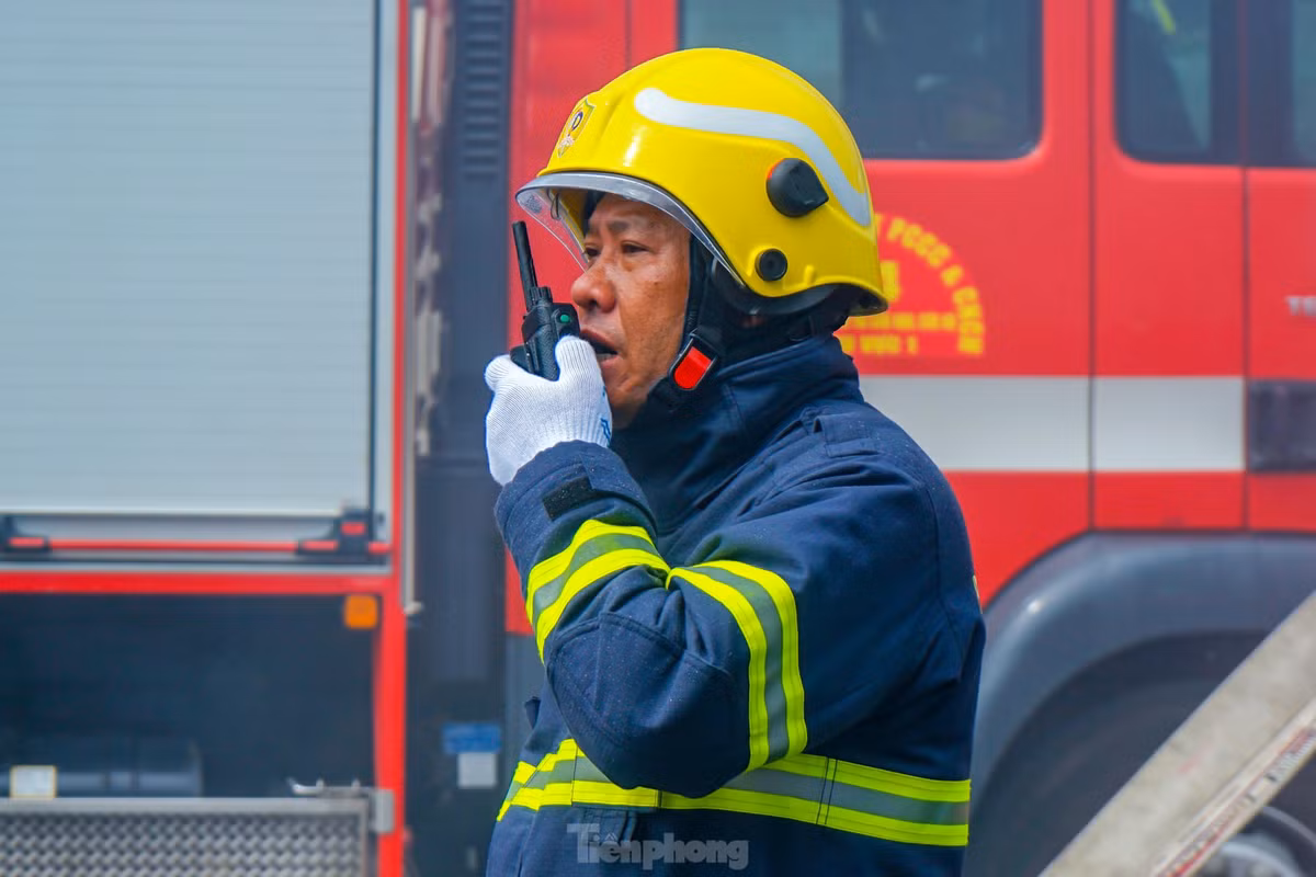 Bên cạnh đó, Trung tâm thông tin chỉ huy chữa cháy 114 cũng đã nhanh chóng liên hệ với lực lượng Công an phường Tân Phú – TP.Thủ Đức, lực lượng Dân phòng, CSGT, Tổng Công ty Cấp nước Sài Gòn TNHH MTV, Tổng Công ty Điện lực thành phố để tham gia điều tiết giao thông, bảo vệ an ninh trật tự, thực hiện công tác chữa cháy, cứu nạn cứu hộ.