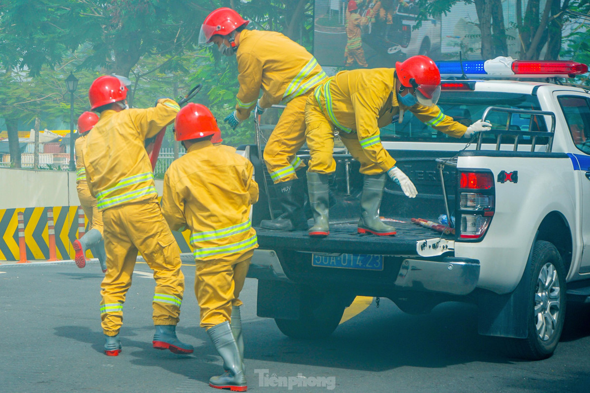 Đồng thời gọi điện báo lực lượng chữa cháy chuyên nghiệp và nhanh chóng triển khai các phương và đội hình chữa cháy tại chỗ. Mặc dù lực lượng tại chỗ rất nỗ lực khống chế đám cháy nhưng do đặc điểm phân bố vị trí các chất cháy trong khu vực, nên khi đám cháy phát triển lớn khói và khí độc đã bao trùm khu vực cháy lan lên.