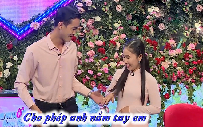 Mở rào gặp gỡ, đàng trai "đứng hình" trước vẻ dịu dàng, đằm thắm cùng nụ cười tỏa nắng của cô gái đối diện. Anh chàng chủ động nắm tay bạn gái hát ca khúc Vợ tuyệt vời nhất cực ngọt. Đàng gái cũng đáp lại bằng vài câu vọng cổ Điệu buồn Phương Nam khiến ai cũng xuýt xoa.