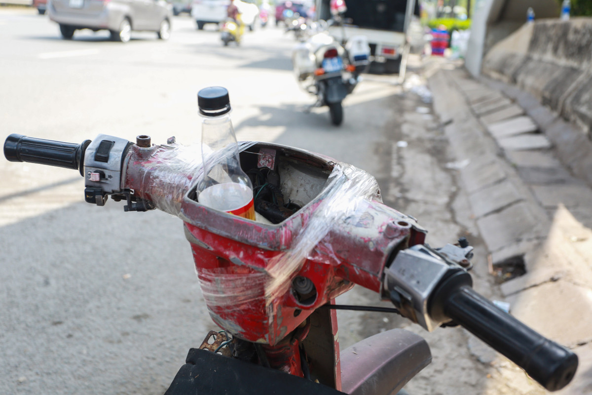 “Tôi đi làm để kiếm tiền nuôi con. Mỗi ngày tôi tốn hơn một triệu đồng tiền thuốc. Giờ bị CSGT lập biên bản, gia đình tôi như đi vào đường cùng”, ông Lễ nói.