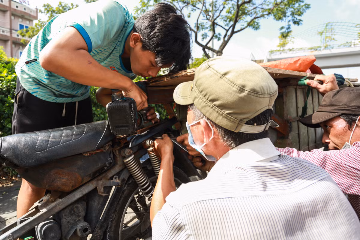 Do chiếc thùng tự chế gắn vào xe máy quá kỹ, CSGT phải nhờ người dân gần đó đến tháo rời để đưa xe máy về trụ sở, hẹn chủ phương tiện 7 ngày sau lên làm việc.