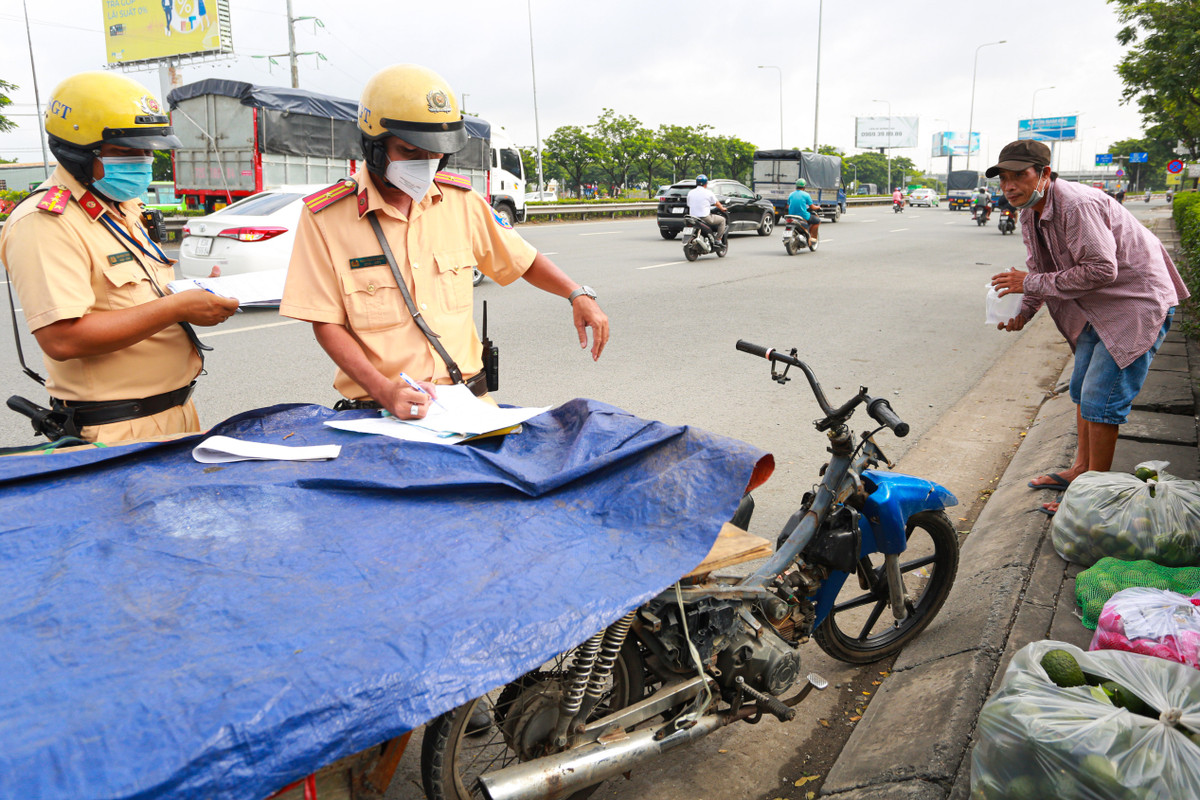 “Cả gia đình tôi từ miền Tây lên TP.HCM mưu sinh nhờ chiếc xe lôi tự chế này. Mỗi ngày tôi chở cam bán cho công nhân ở khu công nghiệp Tân Tạo lời hơn 200.000 đồng, giờ CSGT phạt thì bỏ luôn xe. Tôi biết lái xe này là vi phạm nhưng khổ quá nên làm liều”, ông Phương phân trần.