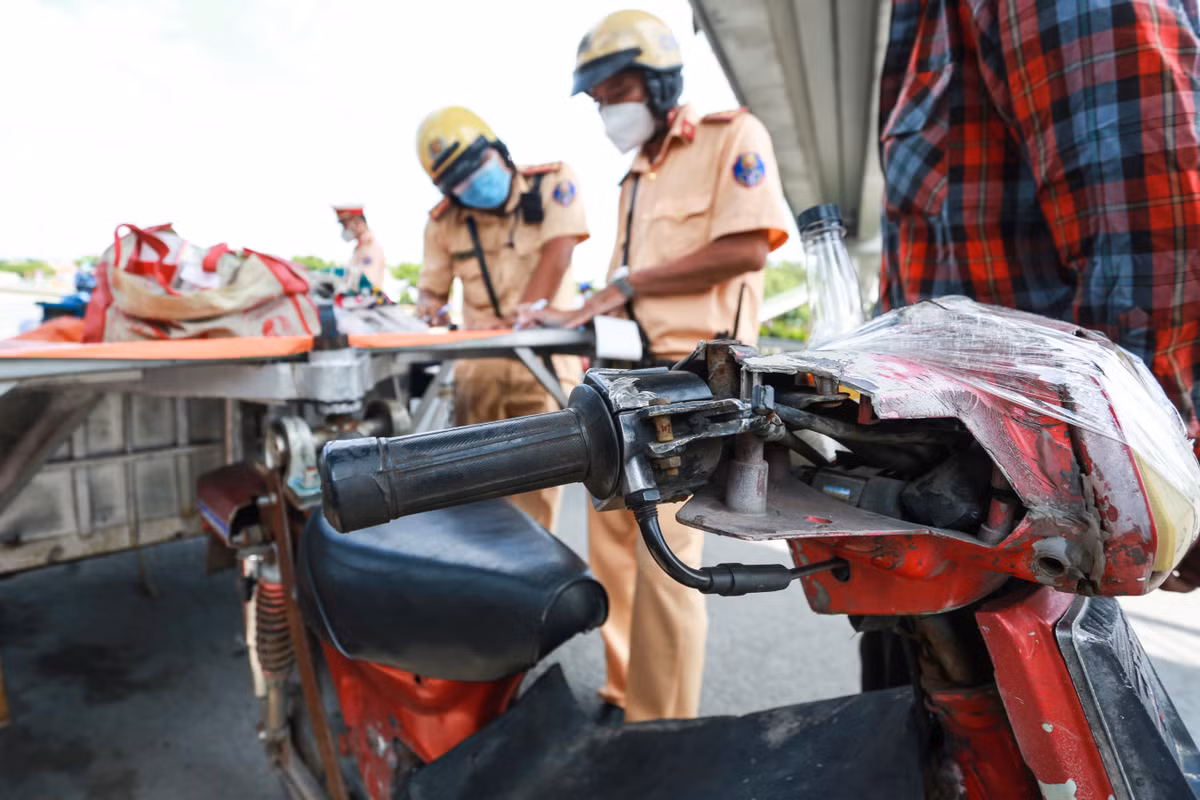 Nam tài xế cho biết mỗi ngày chở rau đi bán ở các khu công nghiệp trên địa bàn huyện Bình Chánh, quận Bình Tân. Xe không có đèn xi nhan nên mỗi lần qua đường, ông phải dùng tay ra hiệu.