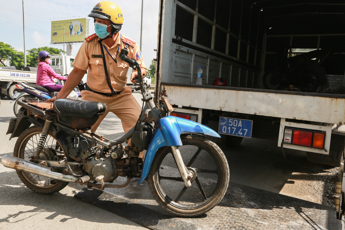 Sau hơn 2 giờ kiểm tra, Đội CSGT An Lạc đã kiểm tra, lập biên bản 5 trường hợp vi phạm, tạm giữ 4 xe máy.
