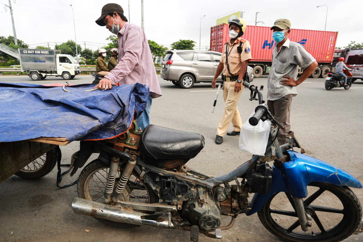 Lúc 9h, tài xế Phan Tấn Phương (32 tuổi) lái xe lôi tự chế chở cam trên quốc lộ 1, hướng huyện Bình Chánh về quận Bình Tân, bị CSGT dừng phương tiện kiểm tra. Ngoài lỗi tự chế xe lôi chở hàng, tài xế Phương không xuất trình được bằng lái, giấy tờ xe, phương tiện thiếu gương, đèn… CSGT lập biên bản xử phạt trường hợp này hơn 2 triệu đồng.