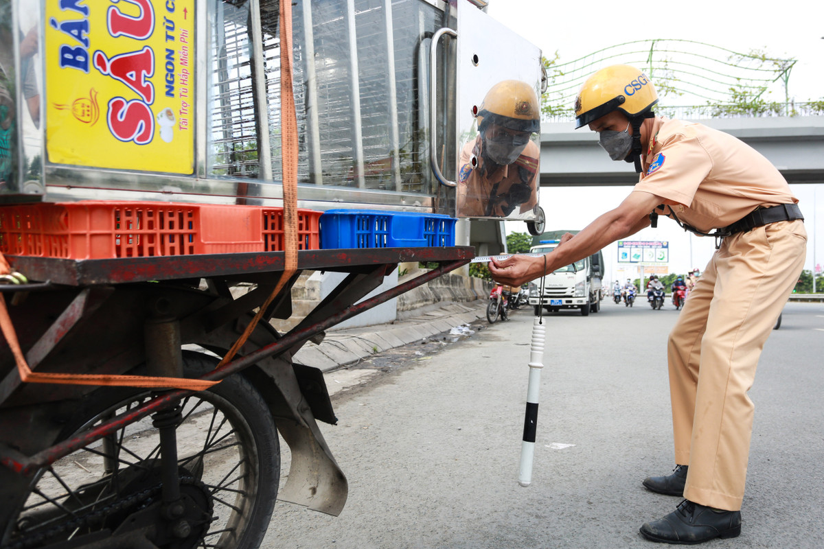 Bên cạnh đó, tài xế Phan Ngọc Tuân (29 tuổi) chạy xe máy chở hàng từ Long An lên TP.HCM có chiều cao 1,87 m cũng bị CSGT lập biên bản xử phạt 500.000 đồng, tạm giữ phương tiện.