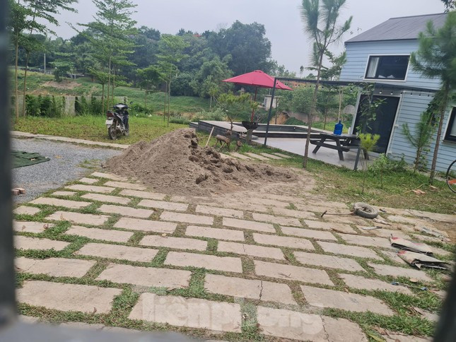 Về hàng loạt công trình xây dựng mới trên những vị trí đất quy hoạch, đất rừng. PV Tiền Phong đã đặt lịch làm việc với lãnh đạo UBND xã Minh Phú nhưng đến thời điểm này vẫn chưa nhận được hồi âm.