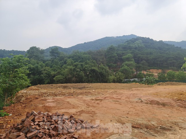 Nhiều khu đất bị san phẳng chuẩn bị cho việc xây dựng